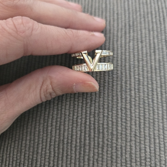 18k Dubai Fashion Gold and Silver V Initial Ring - Picture 4 of 12